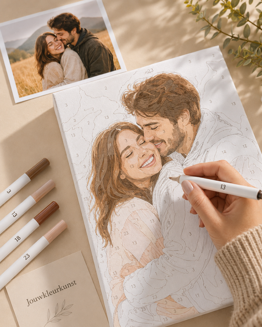 Eigen foto omgezet naar canvas kleurplaat op nummer — hand met stift